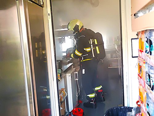 Požár ve stánku s občerstvením: hasiči zasáhli včas