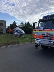 Dívka se ve Štítině napíchla na plot, hasiči museli odstřihnout dráty