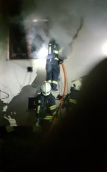 Po požáru skončili dva lidé v nemocnici