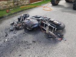 Motocykl začal po střetu s traktorem hořet