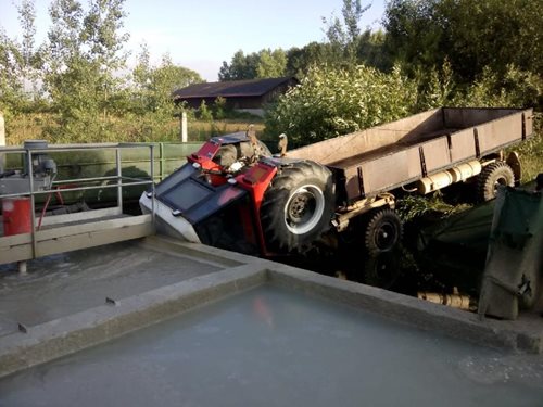 Traktor sjel do jímky i s vlekem