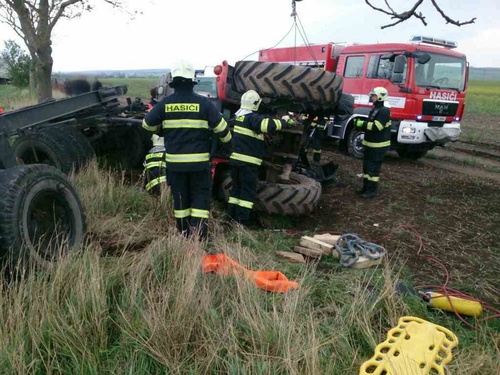 Vážná dopravní nehoda u Velkých Němčic si vyžádala 2 zraněné