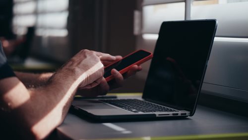 Nejdřív výuka jazyka, pak falešné investice. Podvodníci připravili muže o více než 5,7 milionu korun
