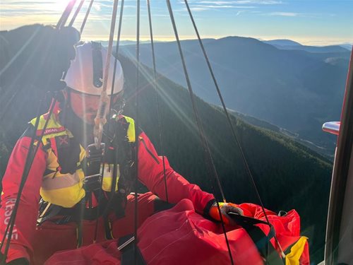 Složitá záchrana v horách si vyžádala nasazení palubního jeřábu