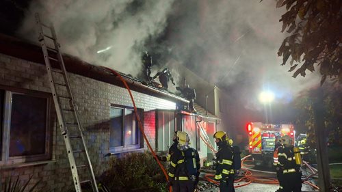 Požár sazí v komíně: Vyžádal zásah jedenácti hasičských jednotek