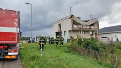 Hasiči vyprostili dělníka zavaleného střešní konstrukcí