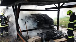 Stotisícová škoda po požáru přístřešku
