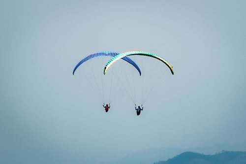 Dva paraglidisté se srazili ve vzduchu. Oba museli použít záložní padák