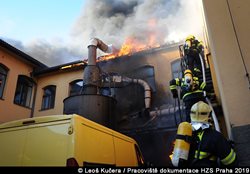 V pražské Libni hořela střecha skladovacího areálu
