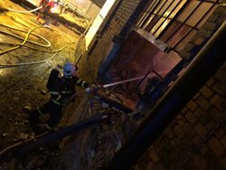 Šestnáct hasičských sborů a jednotek zasahovalo u požáru střechy bývalé kotelny v Ostravě - Svinově