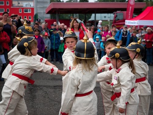 Němčovičtí Soptíci v historických hasičských uniformách se sekyrkami-FOTOGALERIE