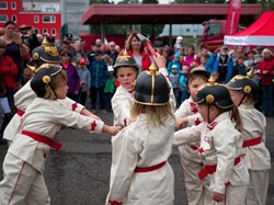 Němčovičtí Soptíci v historických hasičských uniformách se sekyrkami-FOTOGALERIE