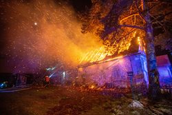 Požár stavení v Jasenné na Náchodsku likvidovalo sedm jednotek hasičů