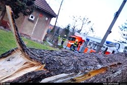 Výjezdy hasičů k větru v Moravskoslezském kraji v pondělí večer ustávaly