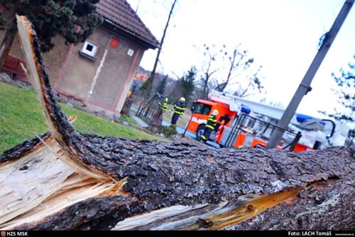 Výjezdy hasičů k větru v Moravskoslezském kraji v pondělí večer ustávaly
