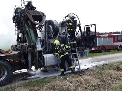 Plameny zanechaly na nákladním vozidle škodu půl milionu korun