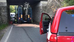 Viadukt ve Všestarech zablokovala souprava převážející bagr