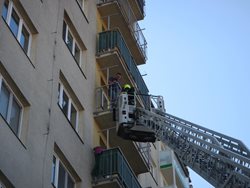 Hasiči zachraňovali muže, uvízlého na balkóně v sedmém patře