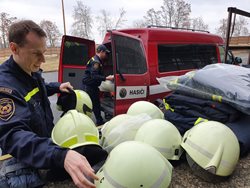 Hasiči hasičům. Sbory věnovaly stovky přileb, zásahových obleků a dalšího vybavení