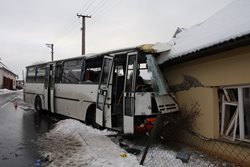 Autobus s cestujícími na Zlínsku narazil do rodinného domu. Bylo zraněno devět osob.