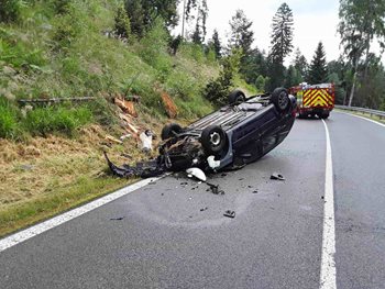 Auto skončilo na střeše, řidičku odvezla záchranka
