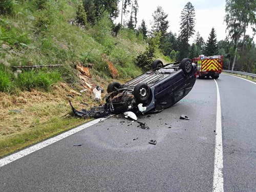 Auto skončilo na střeše, řidičku odvezla záchranka