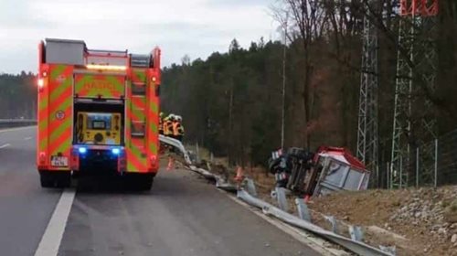 Převrácený kamión způsobil komplikace na dálnici