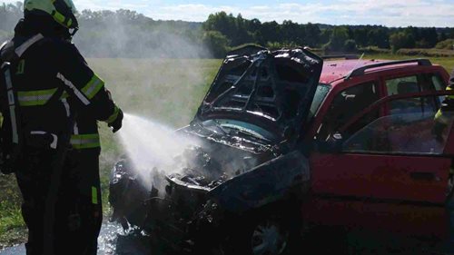 Auto začalo hořet v motorové části. K požáru vyjely tři jednotky hasičů