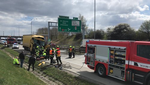 Hasiči vyprostili zraněnou osobu po nehodě dvou kamionů na Pražském okruhu