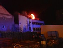 K požárům budov vyjížděli hasiči o víkendu napříč celým krajem