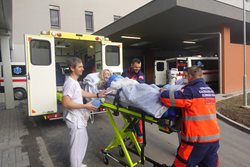 Bomba v Uherskohradišťské nemocnici: zdravotníci společně s hasiči a policisty nacvičovali evakuaci osob