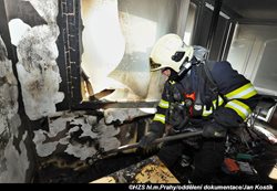 U požáru bytu v Praze 4 zasahovaly dvě jednotky, hasiči zachránili dvě osoby a křečka. Patnáct nájemníků bylo evakuováno 