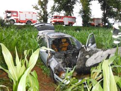 Osobní vůz začal po nehodě u Lázní Bělohrad hořet