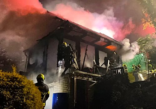 Chata zachvácená plameny. Hasiči bojovali s ohněm v těžko přístupném terénu