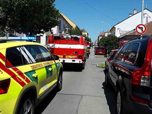 Hasiči vynesli z hořícího domu seniorku