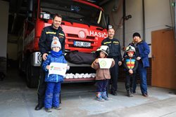Děti z hradecké mateřské školky potěšily hasiče svačinou