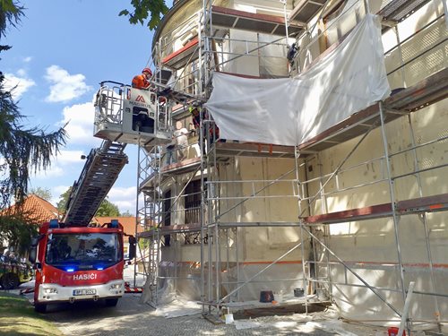 Pád dělníka z lešení v centru Prahy: Hasiči použili žebřík k jeho záchraně