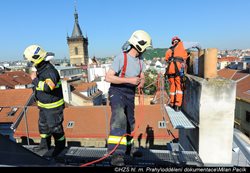 Hasiči zachránili kočku z okapové roury činžovního domu v Praze 2