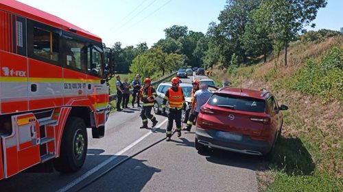 Srážka tří osobních aut si vyžádala tři zraněné. Silnice byla několik hodin uzavřena