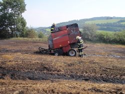 Požár balíkovače slámy na Šumpersku.