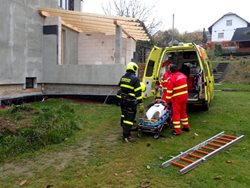 Profesionální hasiči zachraňovali zesláblého dělníka z lešení na Opavsku