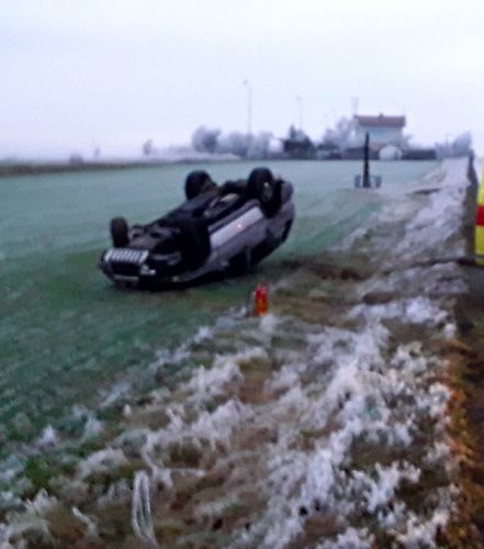 U Třebelovic skončil osobní vůz po nehodě převrácený na střeše