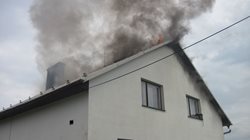 Aktualizace/ Plameny zasáhly střechu a půdní prostory rodinného domu