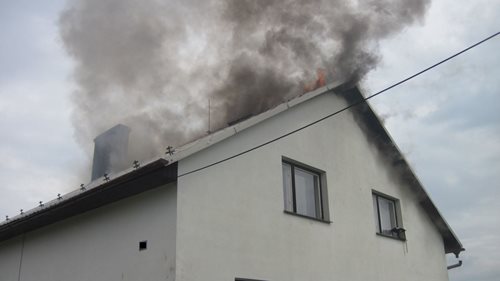 Aktualizace/ Plameny zasáhly střechu a půdní prostory rodinného domu