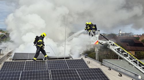 Plameny zasáhly střechu průmyslové budovy