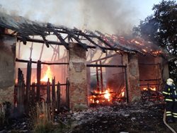 Požár velké stodoly v Píšti se stroji se škodou čtvrt milionu korun