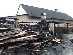 Hasiči likvidovali požár pergoly s dřevníkem