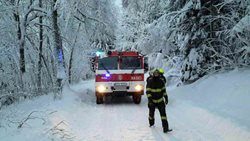O víkendu se hasiči v Pardubickém kraji kvůli sněhu nezastavili. 