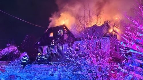 Druhý stupeň požárního poplachu u nízké budovy ohrozil život