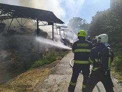 15 jednotek hasičů zasahovalo u požáru seníku v Koryčanech. Aktualizace